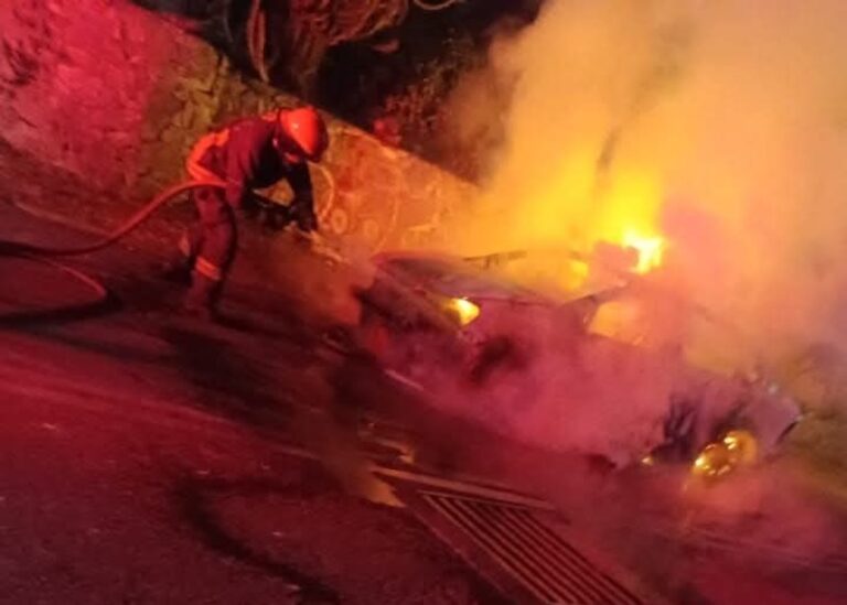 Fallece persona en incendio de vehículo en Tlalnepantla