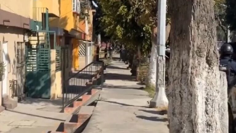 Mujer toma el arma de su padre y muere tras dispararse en Tlalnepantla; padecía depresión