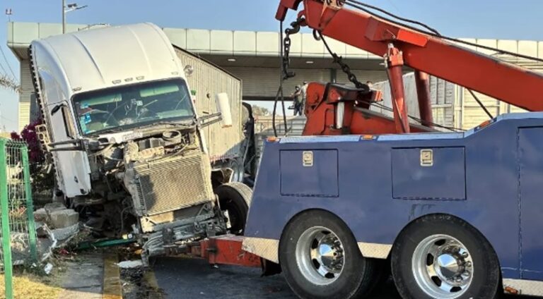 Robo de tráiler desató persecución y colapso vial en la México–Querétaro