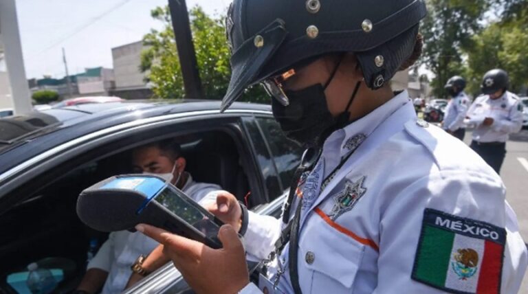 Si conduces, deja el celular: multas de tránsito en Edomex subirán desde febrero de 2026