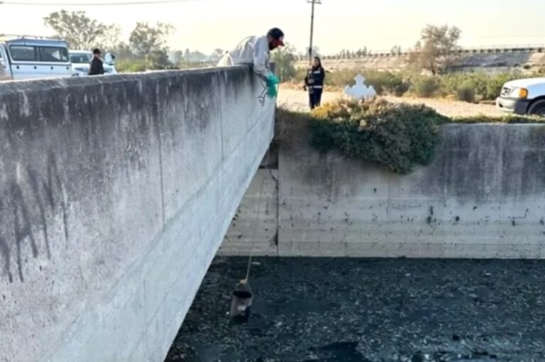 Tras muerte de cinco campesinos, Conagua realiza muestreo en compuerta de canal de riego en Teoloyucan