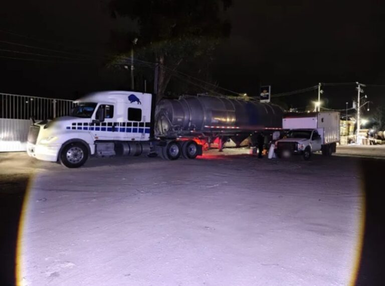 Cinco hombres detenidos en Coyotepec por robo de polietileno durante operativo policial