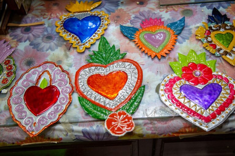 Este 14 de febrero, regala artesanías elaboradas en aluminio por artesanas y artesanos del Edomex
