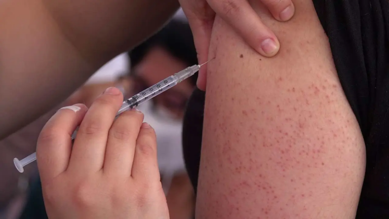 Llevan vacunas contra sarampión a centros penitenciarios del Edomex