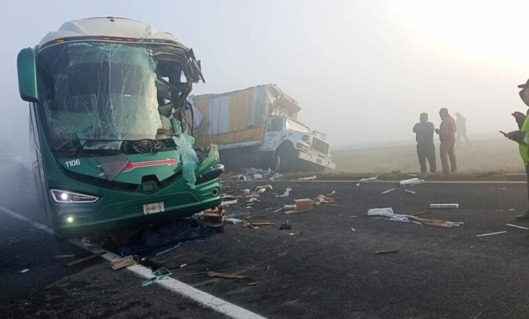 Provoca autobús carambola en Libramiento Bicentenario; hay 3 fallecidos
