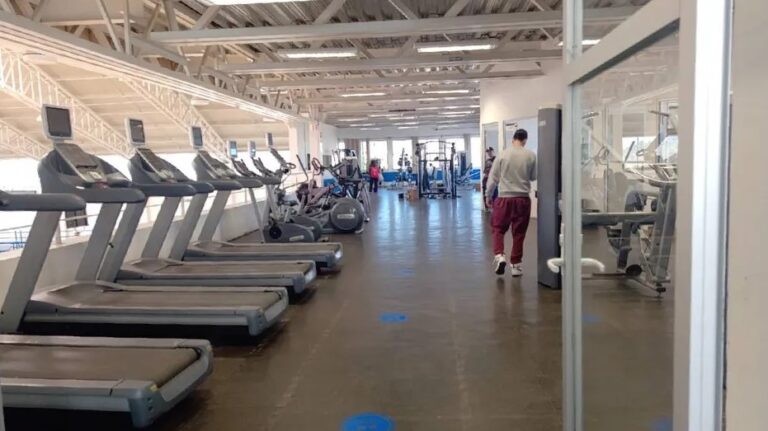 Universitaria sufre ataque con arma blanca en el gimnasio de su escuela en Edomex