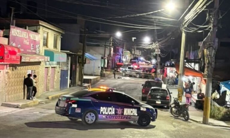 Atacan a balazos a hombre frente a primaria en Coyotepec