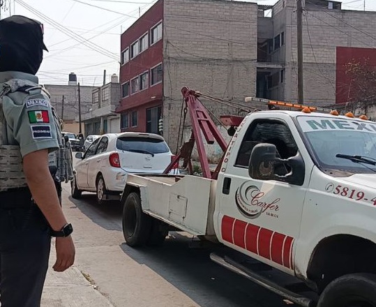 Hallan cuerpo dentro de un vehículo en Tultitlán