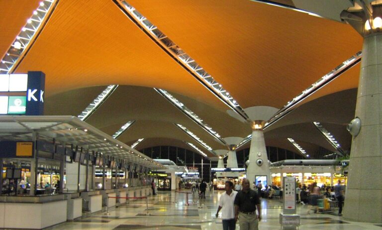 Varada pareja de mexicanos es en Malasia por la guerra en Irán