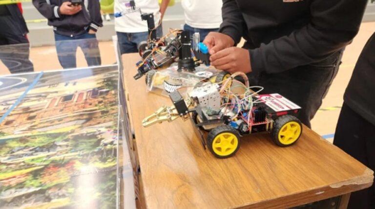 Estudiantes mexiquenses crean robots con basura y sorprenden en concurso