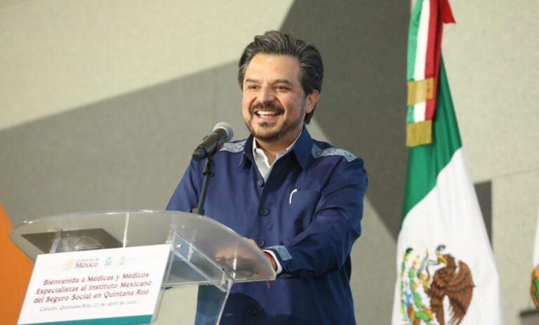 Exhiben a personal del IMSS Naucalpan viendo videos: pacientes esperan