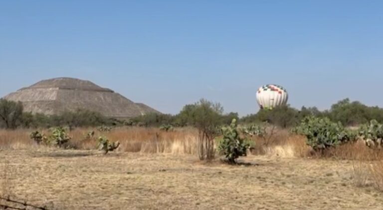 Globo aerostático aterrizó de emergencia en la zona arqueológica de Teotihuacán
