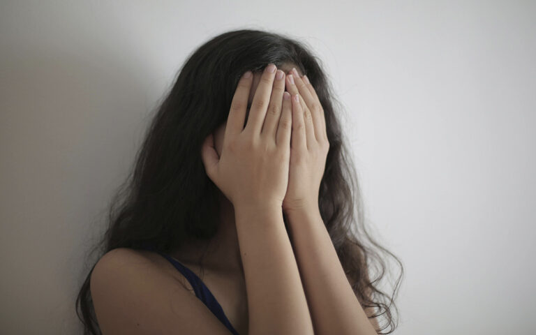 ‘No te roban el dinero, te roban la vida’: denuncian fraude masivo en plataformas financieras