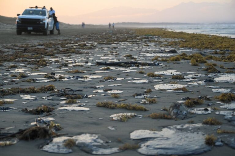 Pemex: Fuga en ducto provocó derrame de hidrocarburo en el Golfo de México