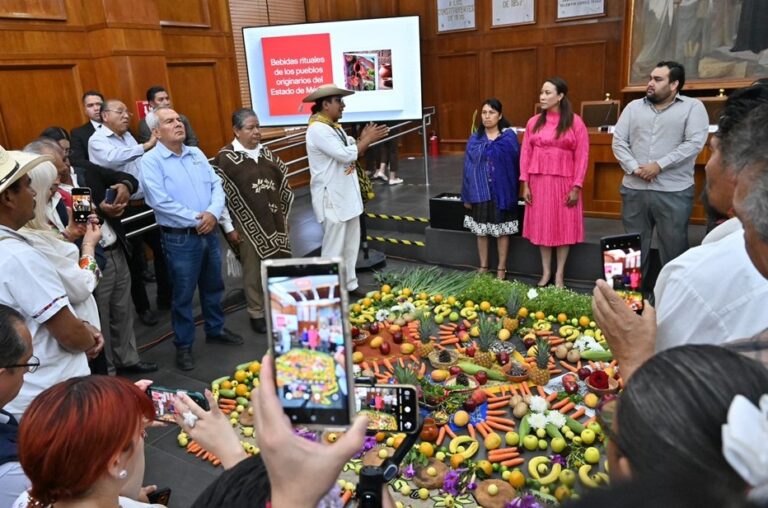 Presentan libro sobre bebidas rituales de pueblos originarios del Edomex