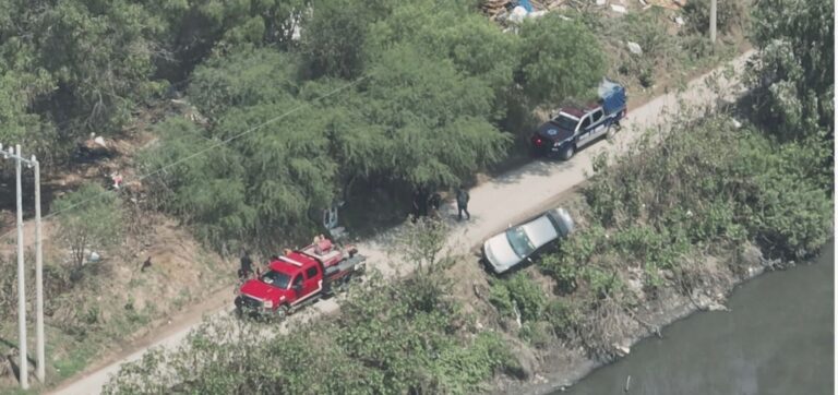 Policía Municipal de Teoloyucan evita caída de auto al canal