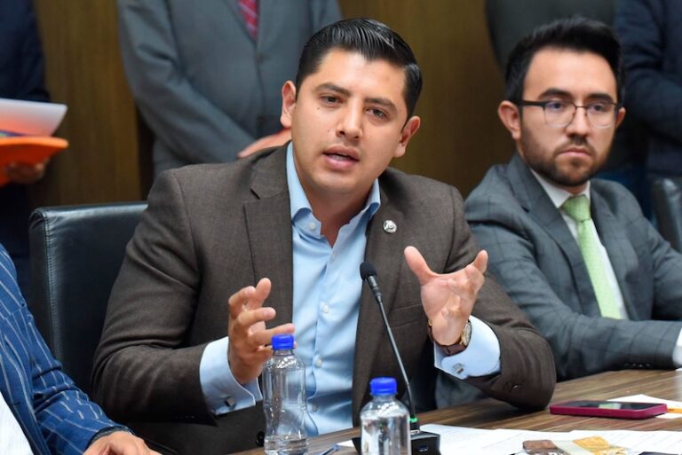 Aprueban regulación del uso de celulares en escuelas del Edomex
