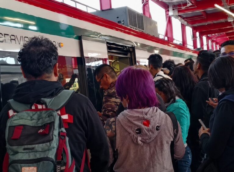 Colapsa Tren Suburbano al AIFA; desalojan a pasajeros en La Loma