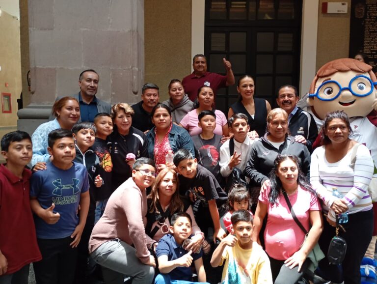 Equipo de la primaria Tratados de Teoloyucan recibe uniformes y va por el nacional en Guadalajara