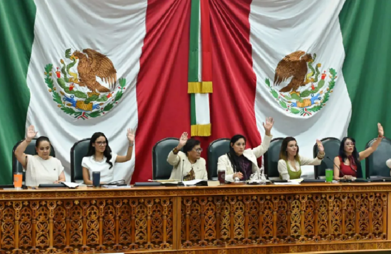 Regula Congreso del Edomex uso de celulares en escuelas de nivel básico