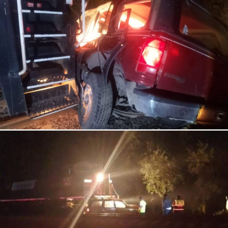 Tren impacta camioneta en Avenida El Rosal Atzacoalcos