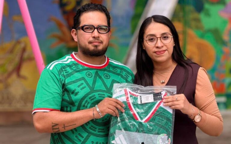 Alcaldesa mexiquense reparte playeras del Tri en plena investigación por supuesto autosecuestro