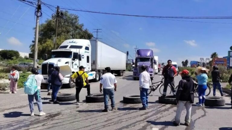Bloquean carretera Jorobas-Tula por presuntos incumplimientos ligados al tren México-Querétaro