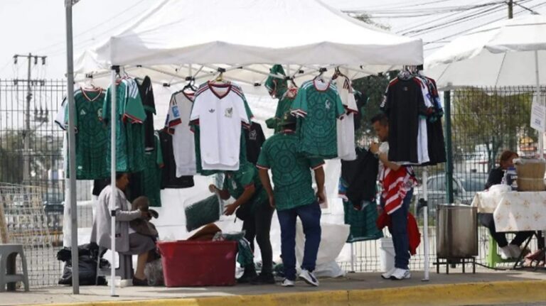 El buen paso del Tricolor en el Mundial dispara el precio de las playeras; réplicas cuestan hasta 800