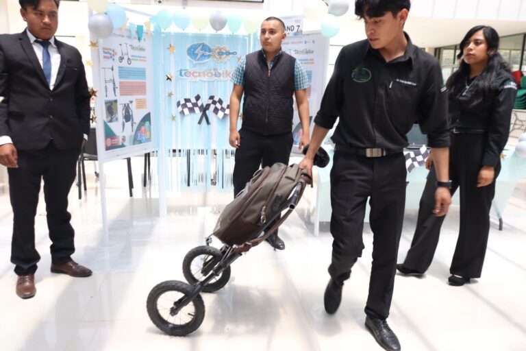 Estudiantes del Edomex obtienen patente de bicicleta plegable que se convierte en carrito de carga