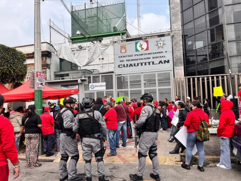 Familiares de internos del Penal de Cuautitlán bloquearon acceso en protesta por extorsiones