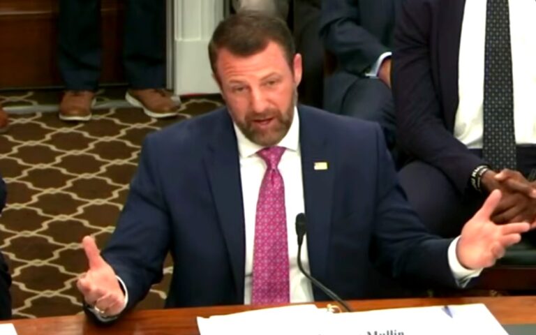 Mullin afirma que cárteles controlan toda la frontera México-Estados Unidos