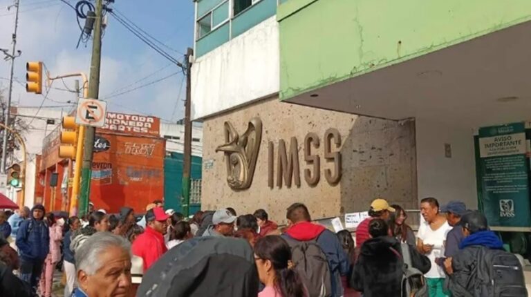 Protestan derechohabientes por largas horas de espera en la Clínica 62 del IMSS en Cuautitlán