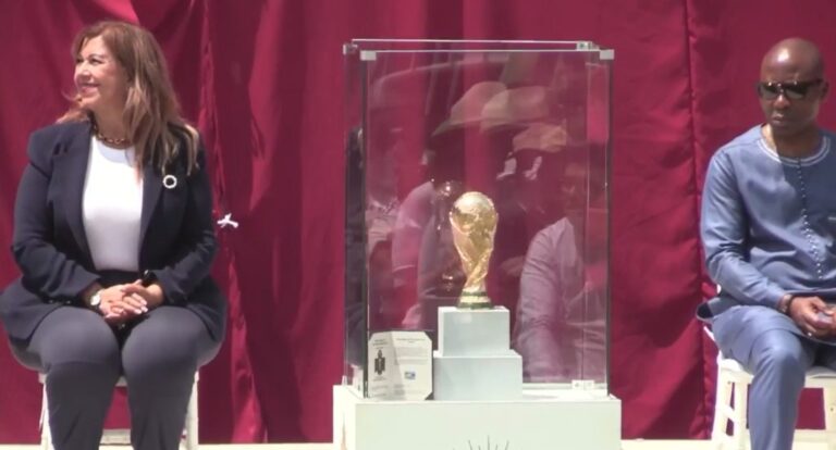 Reciben en Cuautitlán réplica del trofeo del Mundial 2026
