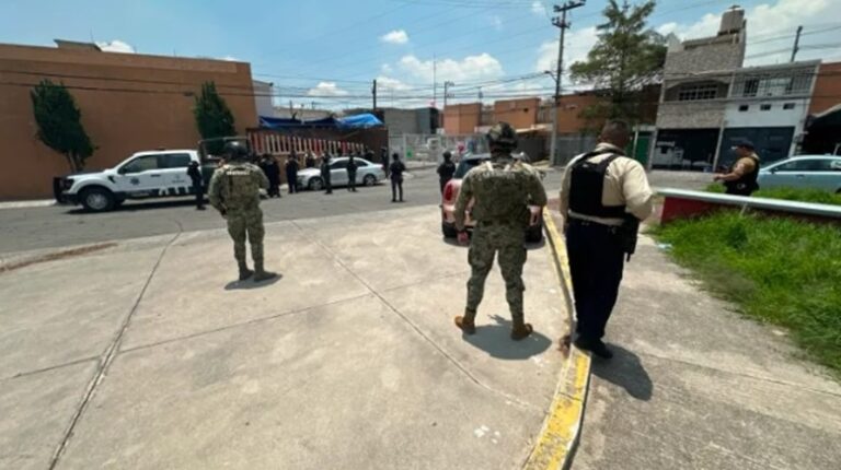 Sujeto toma como rehenes a dos mujeres y varios menores de edad en un hogar de Tecamac