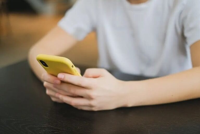 ¿Adiós al celular en las escuelas? Sheinbaum revela postura de padres de familia