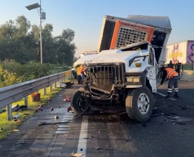 Choque entre dos tráileres paraliza por horas el Circuito Exterior Mexiquense en Tonanitla; dos conductores resultan lesionados