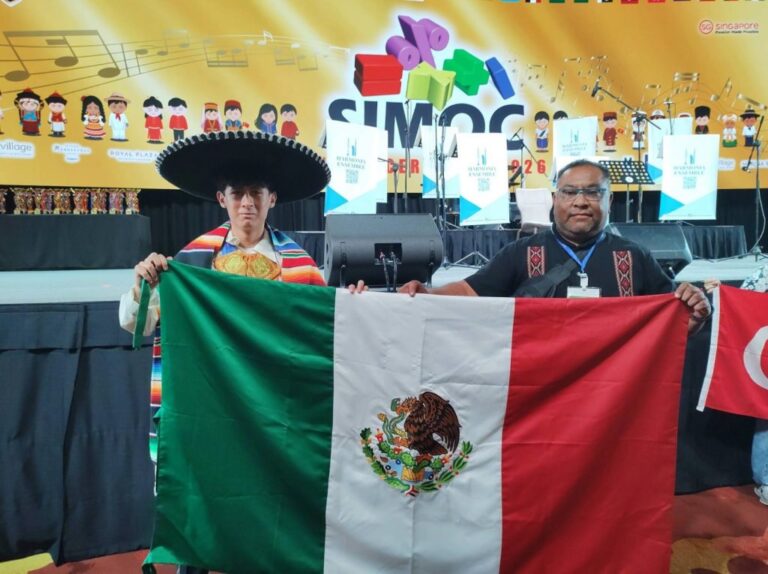 Regresan a Cuautitlán alumno y profesor tras triunfar en Singapur