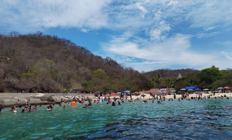 Rescatan salvavidas a turista mexiquense en Playa Maguey, Oaxaca
