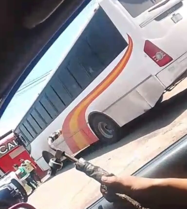 Transportistas bloquean vialidades en la región de Zumpango tras presunto aseguramiento de unidades en Apaxco