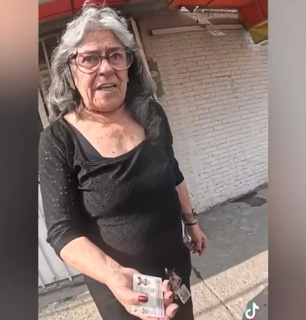 Abuela roba celular a repartidor durante entrega en Coacalco y se vuelve viral