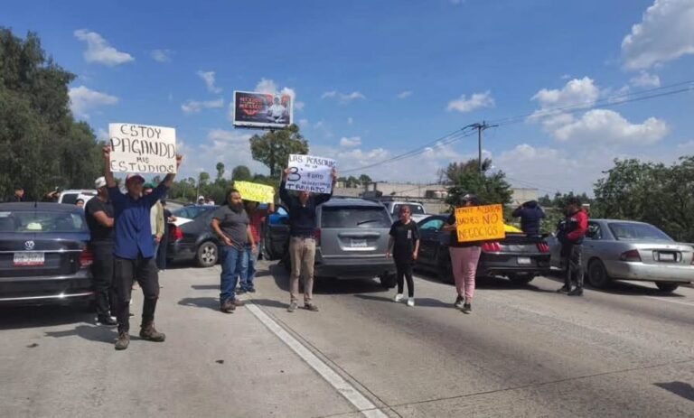Acusan al gobierno de Huehuetoca por cerrar bares; bloquearon la México-Querétaro