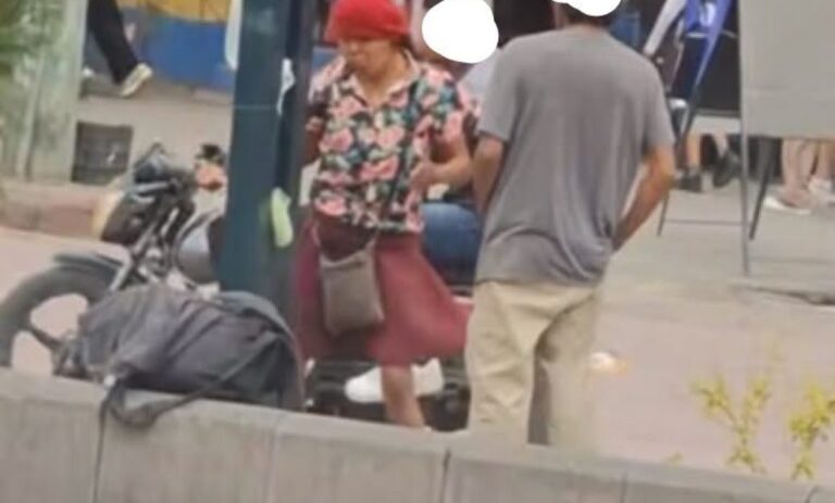 Alertan vecinos de Huehuetoca por mujer que deambula con cuchillo mano
