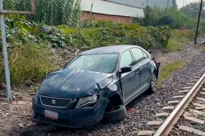 Automovilista intenta ganarle el paso al tren y termina embestida en Tlalnepantla