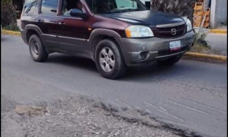 Exhiben calles abandonadas en Huehuetoca por enormes baches