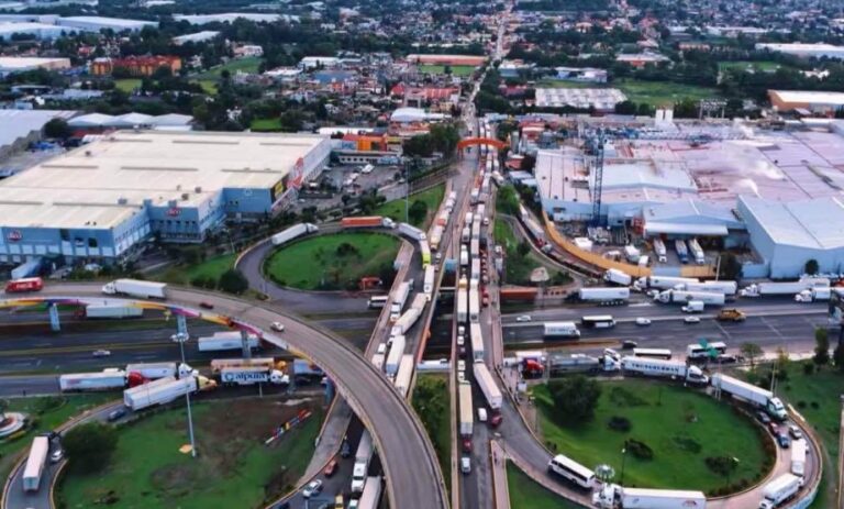 Exponen vecinos obra fantasma y severo caos vial en Tepotzotlán