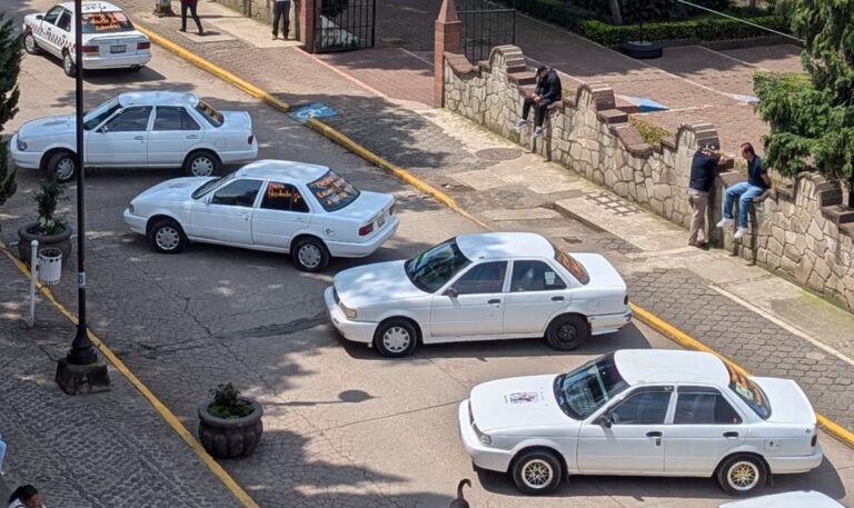 Habitantes denuncian choques, presión y cobros ligados a taxis en Villa del Carbón