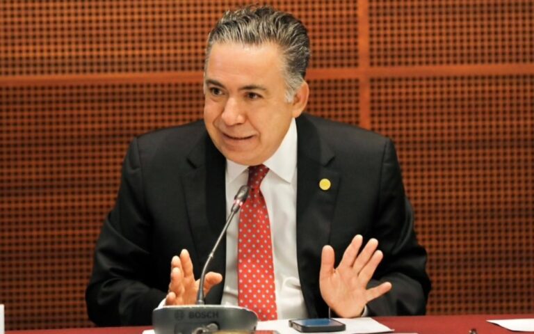 Inzunza no deja el fuero, pero anuncia que abandona la bancada de Morena