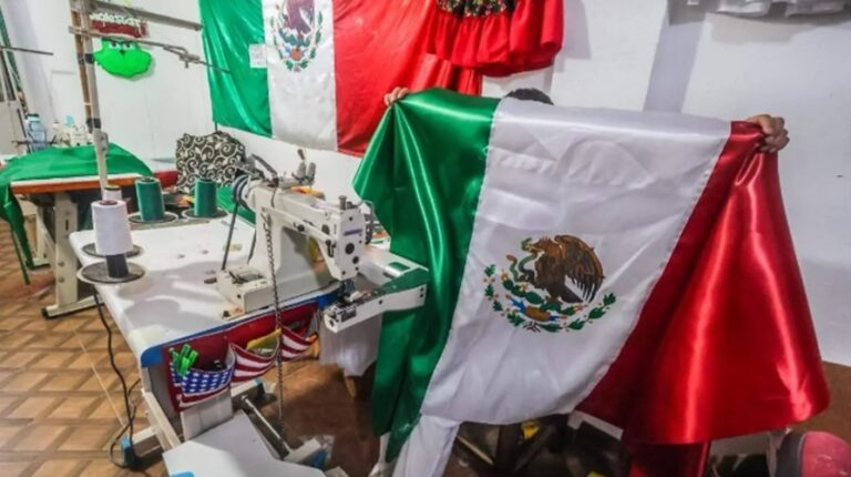 Las manos mexiquenses que mantienen viva la tradición de las banderas, pese a las bajas ventas