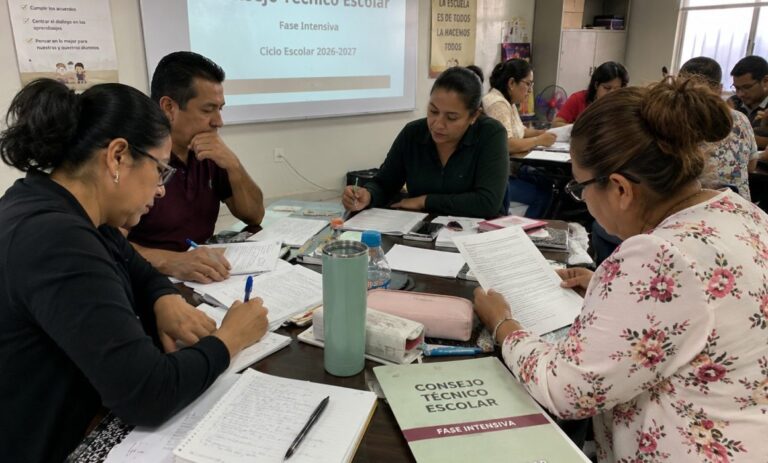 Regresan a la escuela los profesores mexiquenses y analizan el uso de celular