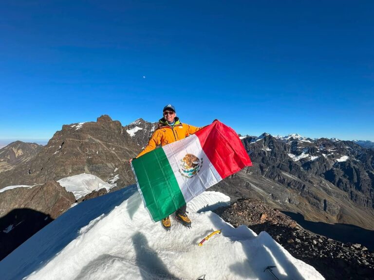 Vecino de Huehuetoca conquista el Pequeño Alpamayo y pone en alto el nombre de México
